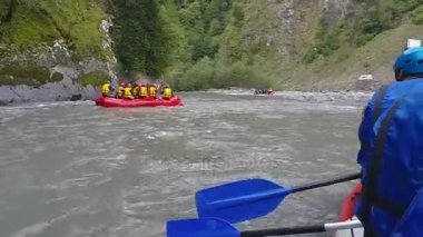 Rekabet, rafting katılan sporcular dalgalar kayalar karşı atma tekne