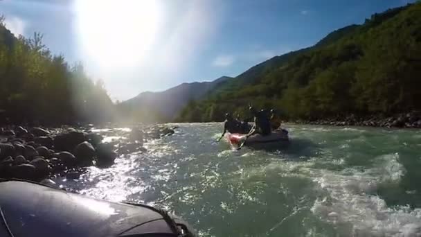 Oerfarna rafting team fastnat i ytliga delen av floden, väntar på hjälp — Stockvideo