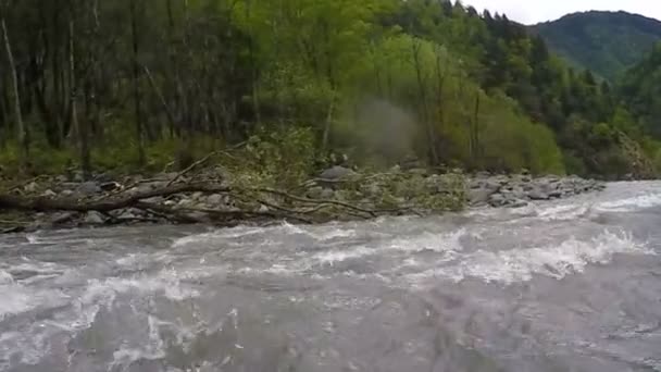 Rafting mit großen Wellen, Felsen und Gefahren, die präzises Manövrieren erfordern — Stockvideo