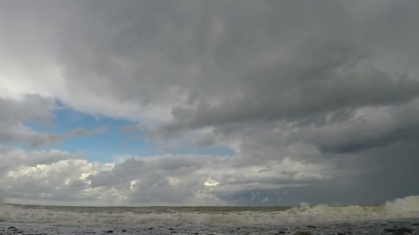 Vagues orageuses se brisant sur la côte sablonneuse annonçant des problèmes et du mauvais temps — Video