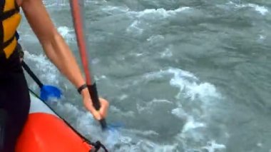Etkin takım çalışması önde gelen zafer için takım rafting rekabet yorucu