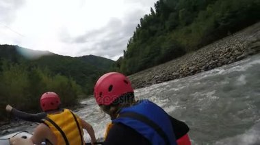 Rafting takım vahşi dağ nehir boyunca, beraberlik manevra için çaba