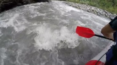 Rafting ekibi büyük dalgalar, kayalar ve tehlikeler, tehlikeli doğa sporları karşı karşıya