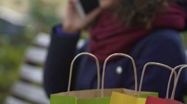 Alışveriş ve arkadaşıma telefonda konuşurken sonra bankta oturan çok ırklı Bayan