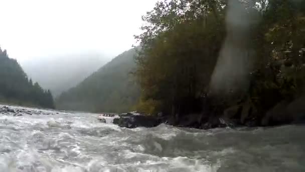 Snabb mountain river bär fara och hinder för oerfarna takstolarna — Stockvideo