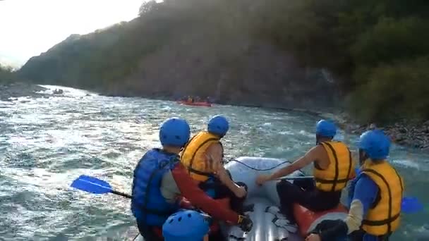 Legénység egyensúlyt tartva hajók, vitorlázás le a hegyi folyón rafting — Stock videók