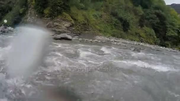 Опасный сплав по дикой горной реке, суровые условия командного духа — стоковое видео
