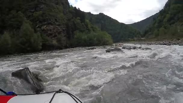 Viajeros experimentados que pasan por alto los obstáculos del río de montaña en camino a la victoria — Vídeos de Stock