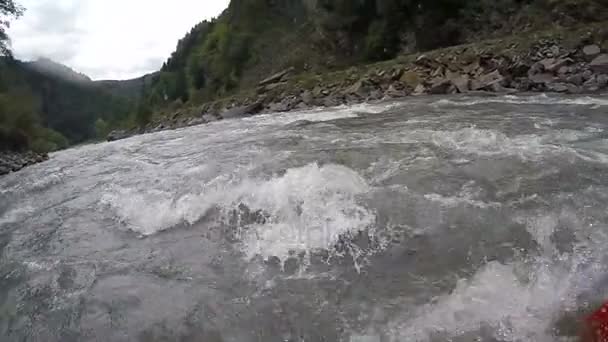 POV di rafting membro dell'equipaggio pedalò lungo il fiume selvaggio di montagna, sport — Video Stock