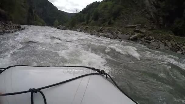 Rescuers rushing through troubled wild river to save rafting team in trouble — Stock Video