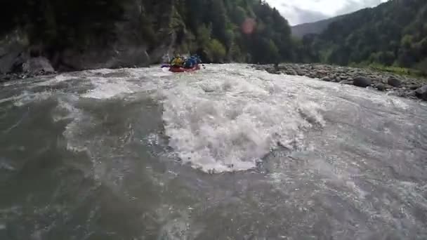 Опасный сплав по белой воде, маневрирующие лодки среди больших речных волн — стоковое видео
