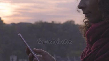 Cep telefonu açık havada, sosyal ağlar çok ırklı kadın manifatura gülümseyen