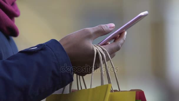 Online αγορές, γυναίκα παραγγελία εμπορευμάτων στο smartphone, εφαρμογή για κινητά — Αρχείο Βίντεο