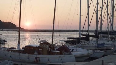 Satılık ve Kiralık yat limanında demirledi tekne ufukta güzel gün batımı deniz manzarası
