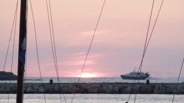 Körfez genelinde su taksi taşıyan kişi, ufukta güzel gündoğumu deniz manzarası