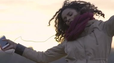 En sevdiğim müzik dans ve sevinç ile atlama çok ırklı kadın