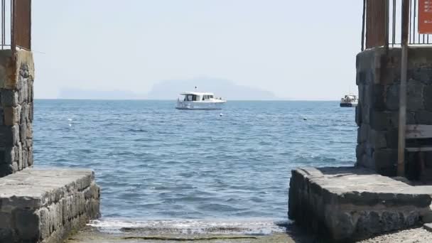 Perahu nelayan mengambang di permukaan air yang beriak, menikmati kesendirian di laut terbuka — Stok Video