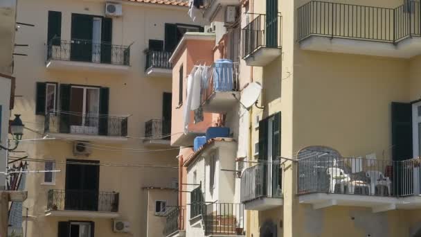 Soleado pueblo mediterráneo, barrio residencial ordinario, lavandería en balcones — Vídeo de stock