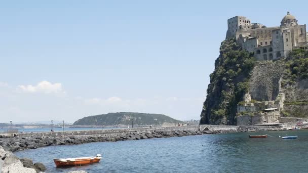 Ponte Aragonese aansluiten van kasteel met Ischia Eiland, sightseeing tour naar Italië — Stockvideo