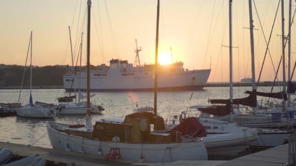 Nave di grandi dimensioni che trasporta passeggeri o merci in entrata nel porto marittimo, fine del viaggio — Video Stock