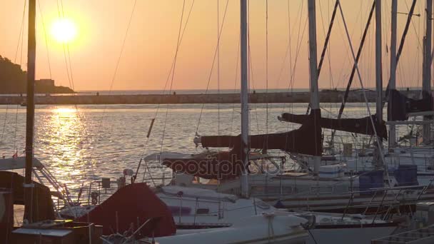 Yates de lujo atracados en el mar, hermoso paisaje marino, puesta de sol romántica en el horizonte — Vídeos de Stock