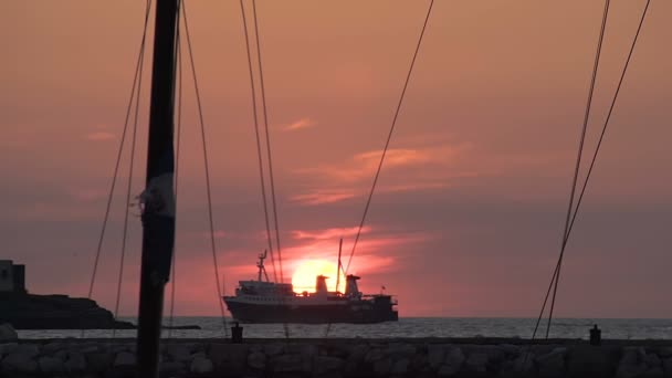 Schip in zee, mooie rode zon zitten op de horizon, zeereis drijvende — Stockvideo