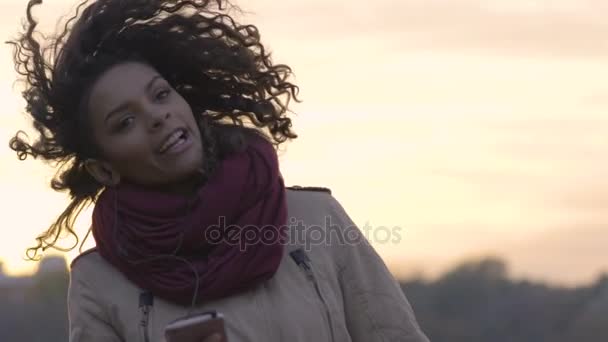Jonge aantrekkelijke vrouw plezier, luisteren naar geliefde zangeres muziekalbum — Stockvideo