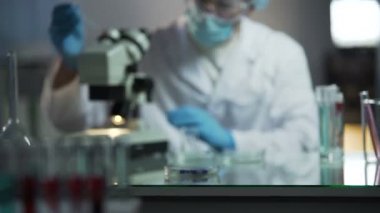 Babalık kurmak için yetenekli laboratuar asistanı genetik inceleme yapılması