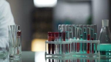 Bulaşıcı hastalıkların varlığı için kan örnekleri araştırma erkek asistan