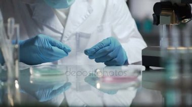 Yeni evrensel deterjan biyokimyasal reaksiyonlar inceleyerek laboratuvar teknisyeni