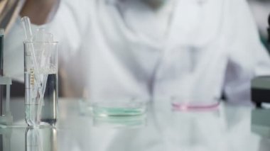 Viskozite ve maddenin Kinetik yetenekleri göz önüne alındığında laboratuvar teknisyeni
