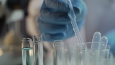 Çalışma tablosu üzerinde kullanýlýyor laboratuvar testlerinde yerine getiren asistan