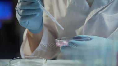 Homojen tutarlılık elde etmek için karıştırma ve reaktifler karıştırma tıbbi bilim adamı