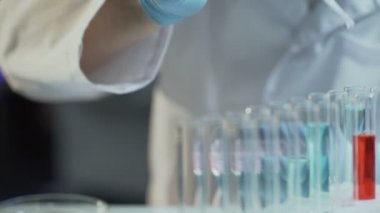 Laboratuar alt konsantre için farklı ayıraçlar ekleyerek reaksiyonlar dynamics takip etmek