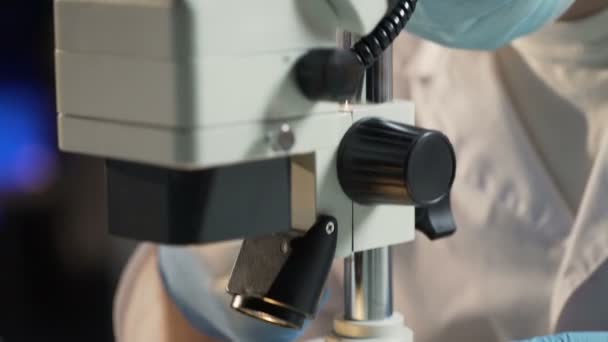 Laboratorium werknemer onderzoeken van abnormale structuur van cellen onder de Microscoop — Stockvideo