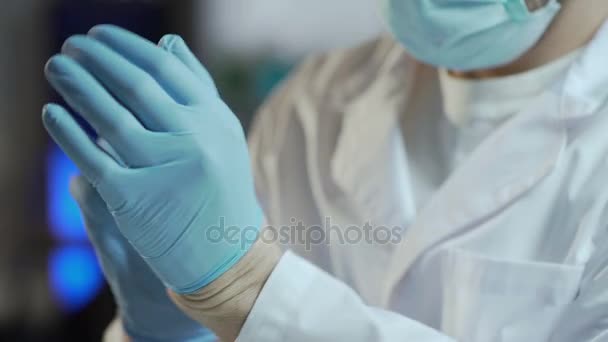 Médico de confianza que se prepara para el examen médico del paciente con quejas — Vídeo de stock