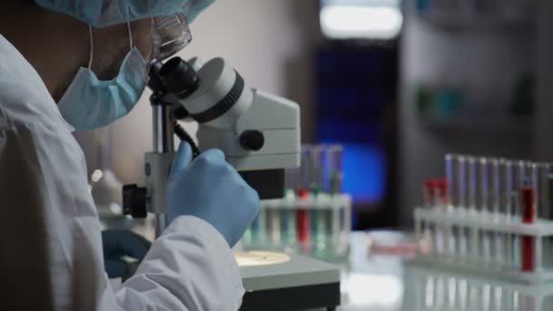 Науковий аналітик, який працює в лабораторії, розробляє вакцину від поліомієліту — стокове відео