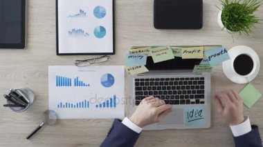 Fikri kağıt üzerinde yazı ve dizüstü bilgisayar ekranında yapışmasını motive işadamı