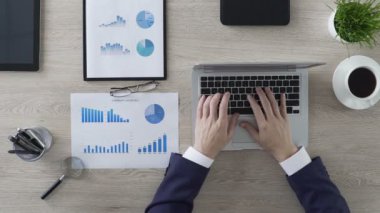 İş günü, işadamı açılış laptop-in başlayan ve e-posta ofisinde yazarak