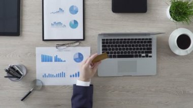 Dizüstü bilgisayar üzerinde altın kredi kartı numarası ekleme iş kişi adam satın alma şirketi