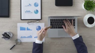 Online alışveriş, işadamı ekleme kartı numarası dizüstü bilgisayarda office, finans