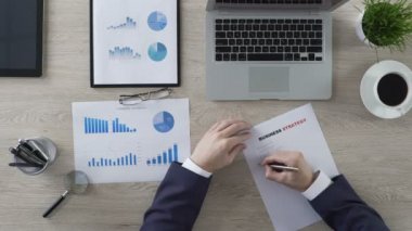 Adam iş stratejisi çalışma alanı, ilham, motivasyon, yazma. Üstten Görünüm