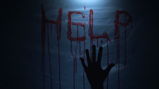 Opfer von Serienmörder bittet um Hilfe, menschlicher Schatten hinter blutigem Plastik — Stockvideo