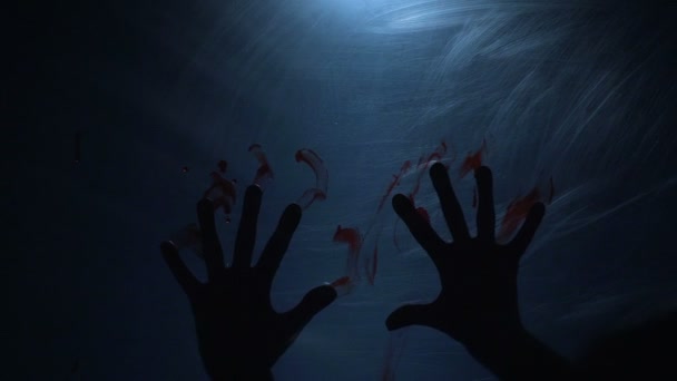 Ölmek üzere, psikopat kurbanı kanlı bir parmak izi üzerine plastik kumaş, cinayet — Stok video