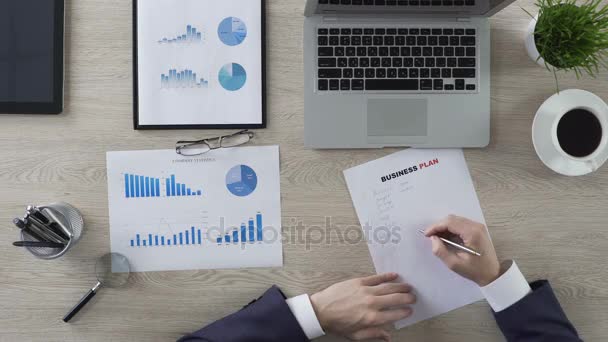 Business person making notes in their business plan, writing down new ideas — Stock Video