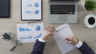İş stratejisi, kağıt görevlisinideponun adam soru işareti çizim Ofis Müdürü