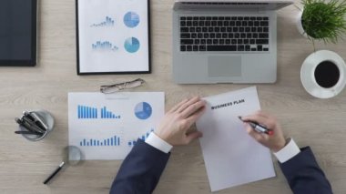 İş kişi soru işareti üzerinde iş planı, fikirler, üstten görünüm eksikliği çizim