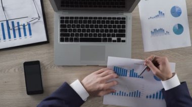 Erkek grafikleri analiz ve ofis, üstten görünüm bir dizüstü bilgisayarda veri girme