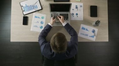 Para, kazançlı iş, üstten görünüm gelirleri sayan başarılı iş adamı