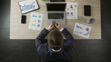 Meşgul girişimci bize güveniyor Doları banknot, başarılı yatırım, üstten görünüm